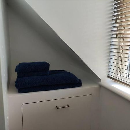 The Old Bar In Wiltshire - 1 Bedroom Guesthouse 치펜햄 외부 사진