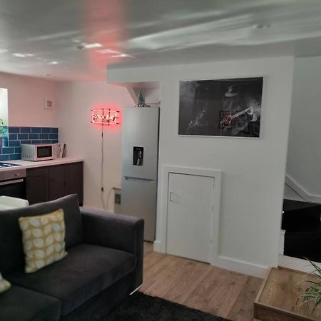 The Old Bar In Wiltshire - 1 Bedroom Guesthouse 치펜햄 외부 사진