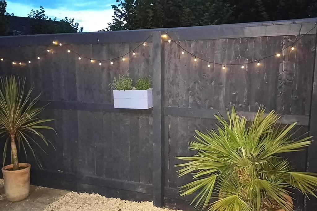 The Old Bar In Wiltshire - 1 Bedroom Guesthouse 치펜햄 외부 사진