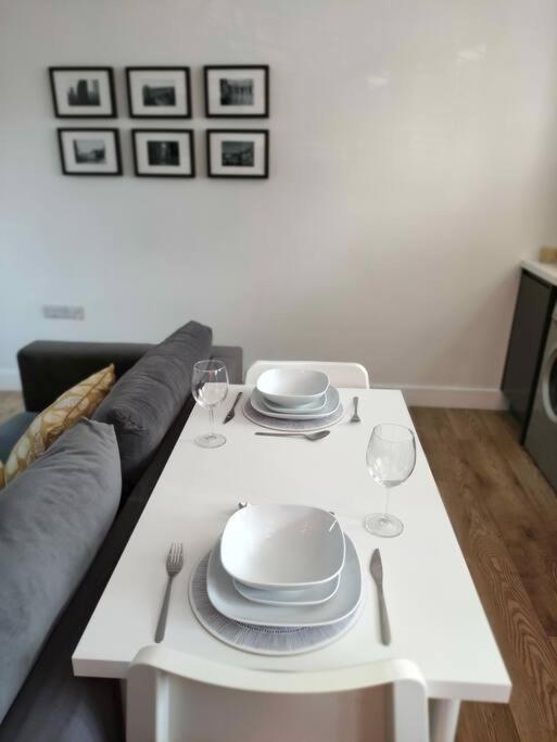 The Old Bar In Wiltshire - 1 Bedroom Guesthouse 치펜햄 외부 사진