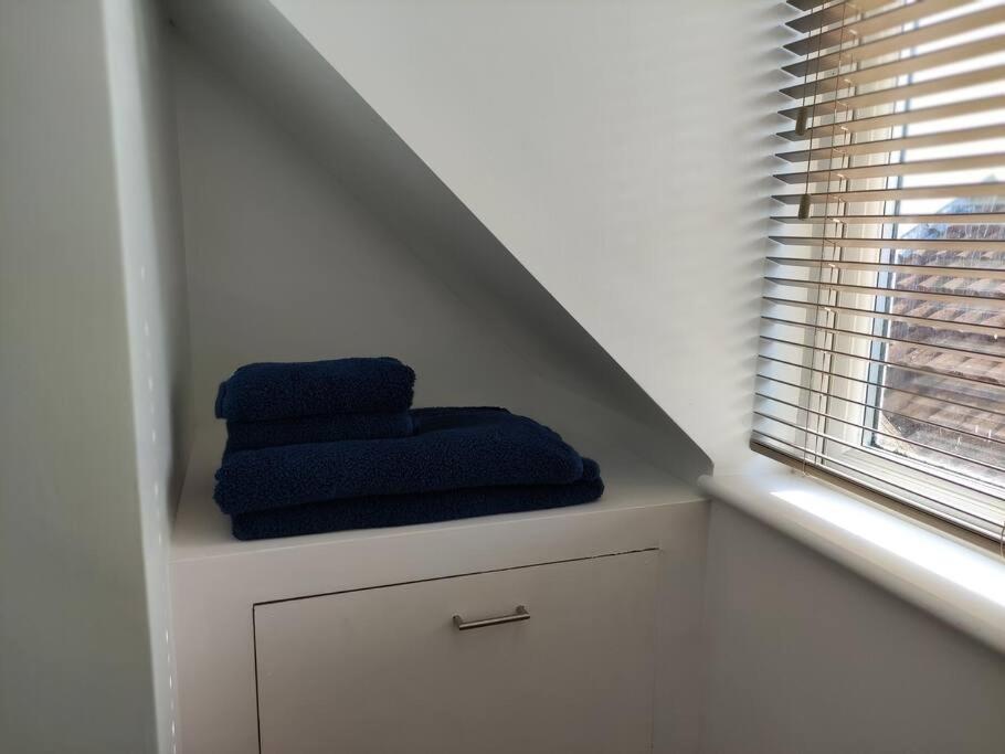 The Old Bar In Wiltshire - 1 Bedroom Guesthouse 치펜햄 외부 사진