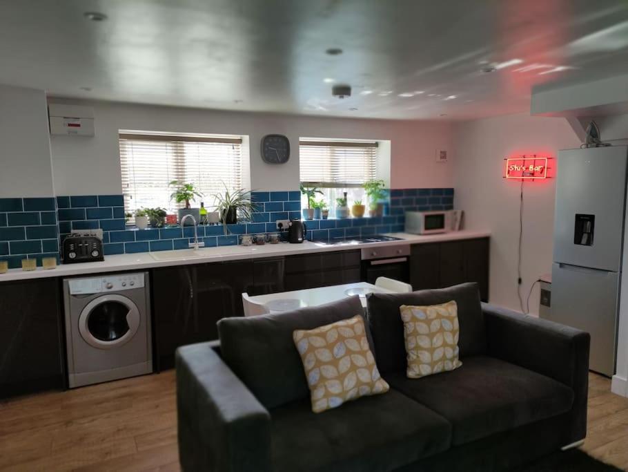 The Old Bar In Wiltshire - 1 Bedroom Guesthouse 치펜햄 외부 사진