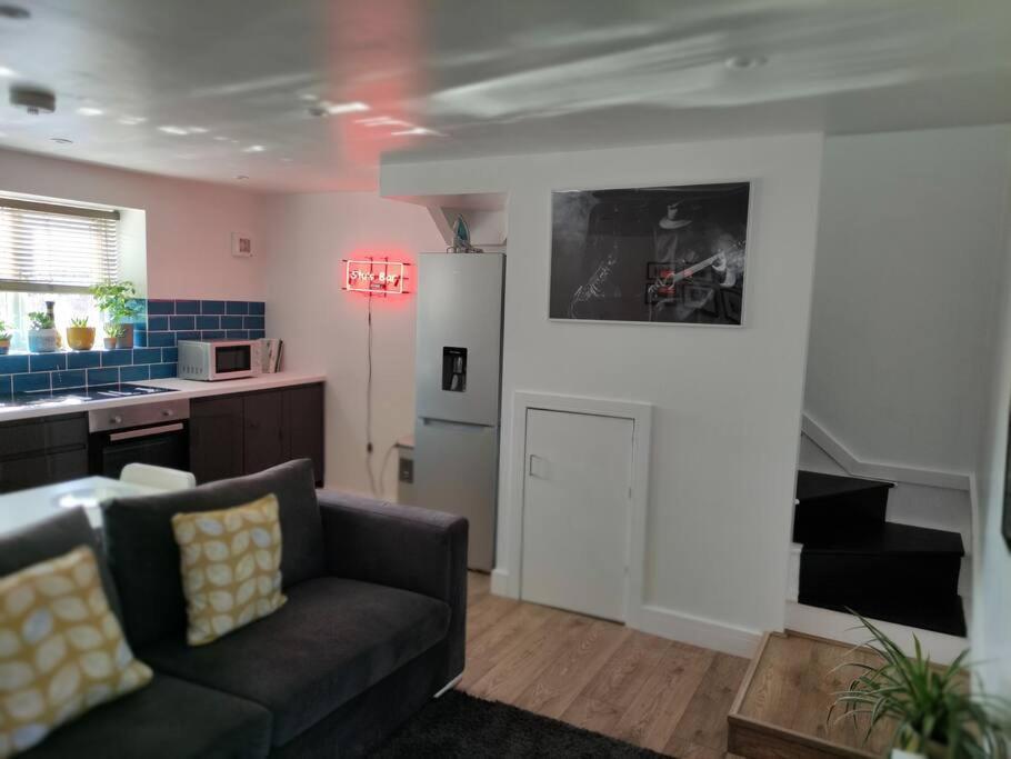 The Old Bar In Wiltshire - 1 Bedroom Guesthouse 치펜햄 외부 사진