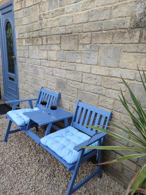 The Old Bar In Wiltshire - 1 Bedroom Guesthouse 치펜햄 외부 사진