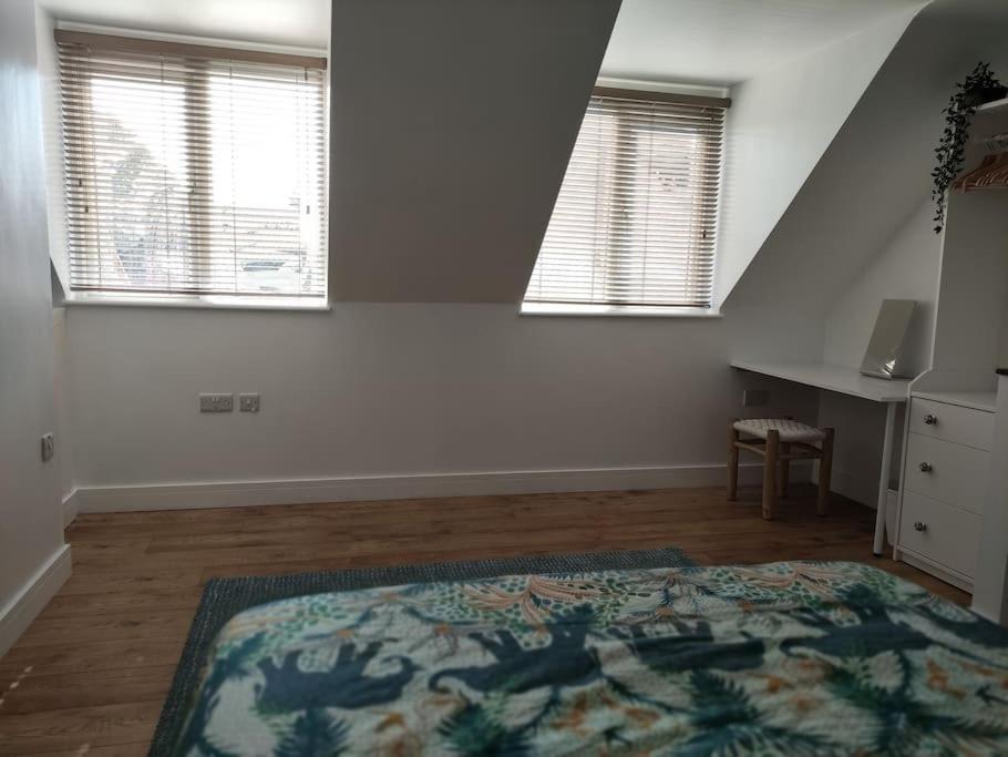 The Old Bar In Wiltshire - 1 Bedroom Guesthouse 치펜햄 외부 사진