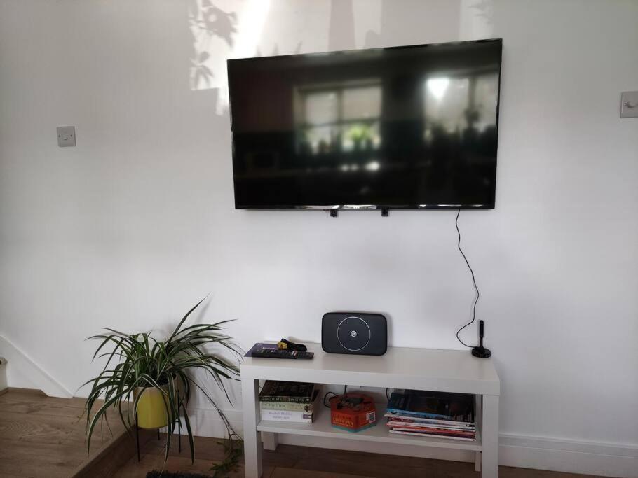 The Old Bar In Wiltshire - 1 Bedroom Guesthouse 치펜햄 외부 사진
